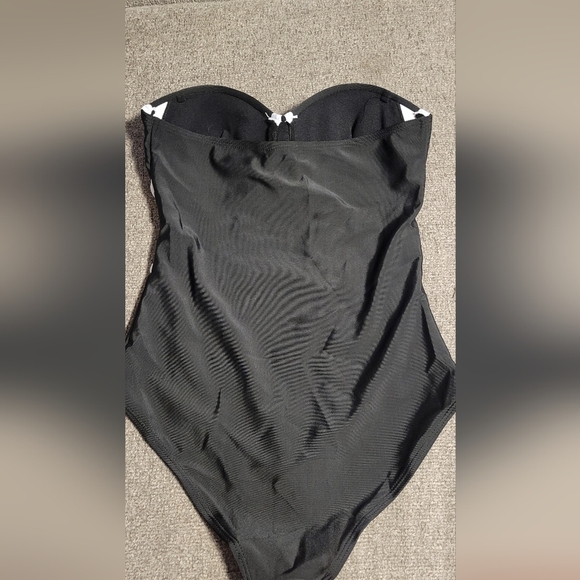 Elegant Black and White Women's Swimsuit - Picture 4 of 5